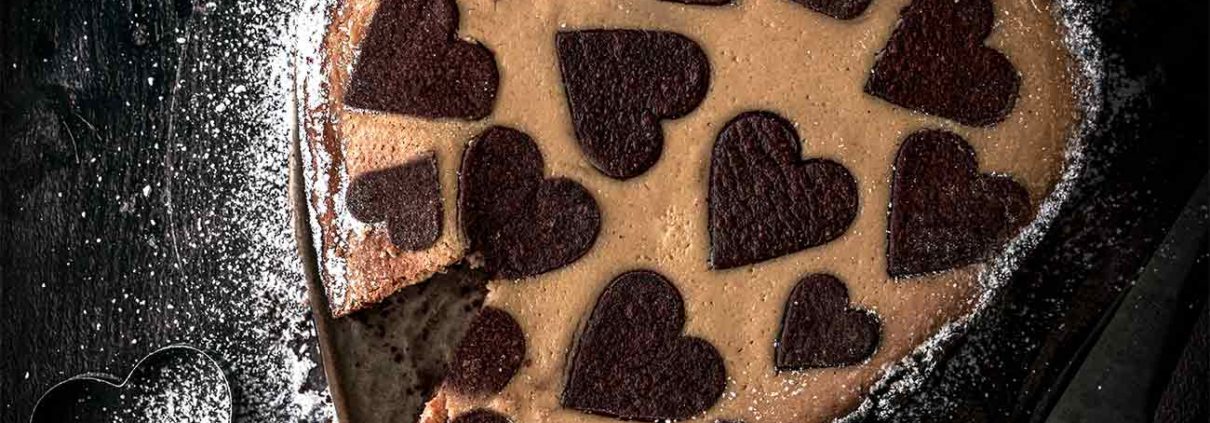 Wie verliebt muss man sein, um diesen leckeren Kuchen zu verschenken und nicht selbst zu essen? Wir ihr seht habe ich mir ein Stück schon rausgeschnitten. Allein der Duft der aus dem Ofen strömte…Wolke 7-Gefühle. Verliebt euch, bestenfalls erst einmal in euch selbst und esst Kuchen.