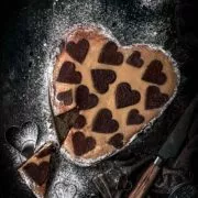 Wie verliebt muss man sein, um diesen leckeren Kuchen zu verschenken und nicht selbst zu essen? Wir ihr seht habe ich mir ein Stück schon rausgeschnitten. Allein der Duft der aus dem Ofen strömte…Wolke 7-Gefühle. Verliebt euch, bestenfalls erst einmal in euch selbst und esst Kuchen.