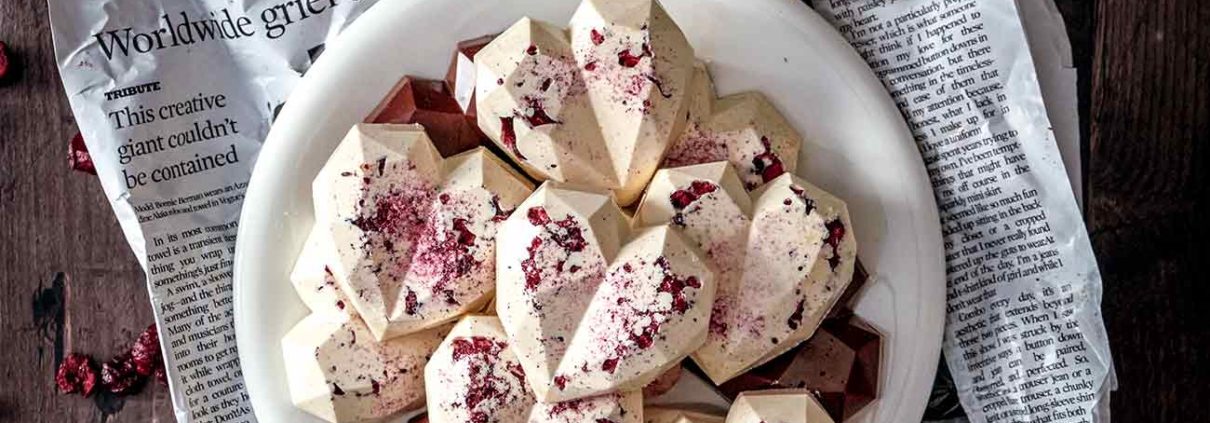 Zum Valentinstag darf es ruhig auch mal Schokolade (und keine Blumen) sein. Und da die Sauerkirsch-Schokoladenherzen so einfach zu machen sind, hat dann auch keiner mehr eine Ausrede, für den oder der Liebsten nichts Selbstgemachtes für den Tag der Liebe zu haben.