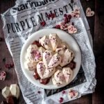 Zum Valentinstag darf es ruhig auch mal Schokolade (und keine Blumen) sein. Und da die Sauerkirsch-Schokoladenherzen so einfach zu machen sind, hat dann auch keiner mehr eine Ausrede, für den oder der Liebsten nichts Selbstgemachtes für den Tag der Liebe zu haben.