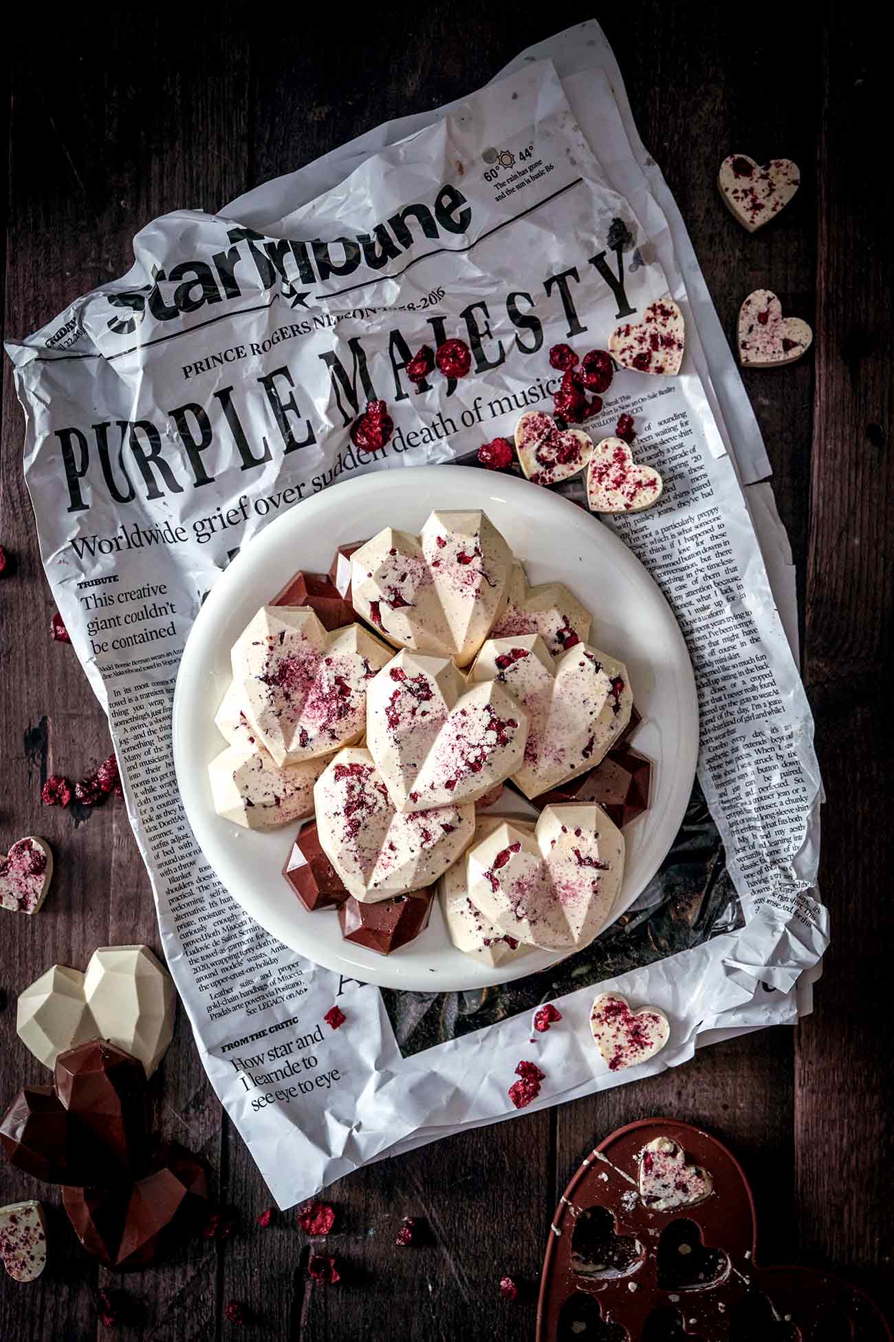 Zum Valentinstag darf es ruhig auch mal Schokolade (und keine Blumen) sein. Und da die Sauerkirsch-Schokoladenherzen so einfach zu machen sind, hat dann auch keiner mehr eine Ausrede, für den oder der Liebsten nichts Selbstgemachtes für den Tag der Liebe zu haben. 