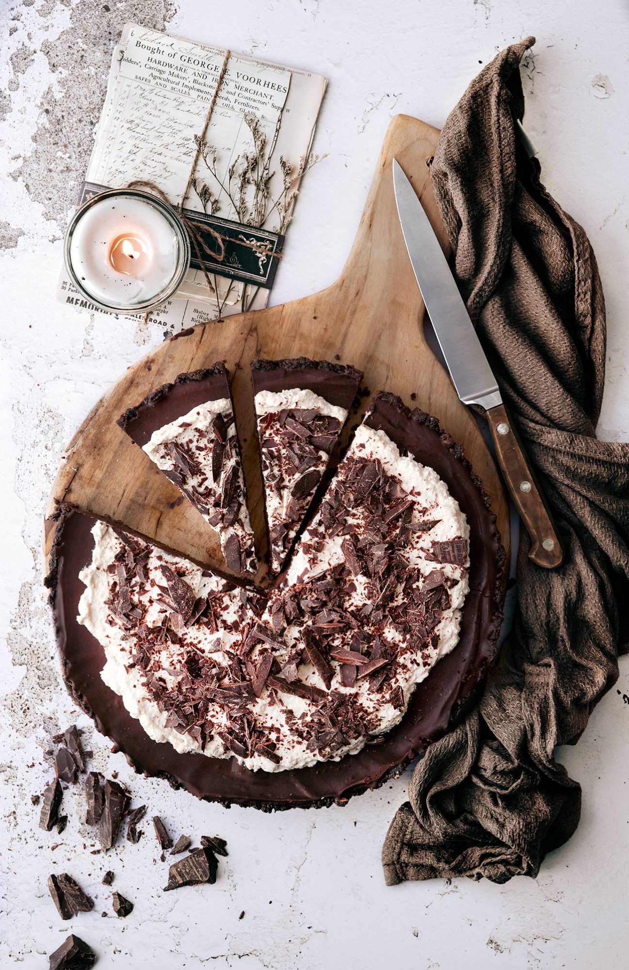 Bei mir geht es gerade richtig schokoladig und kann gerade nicht genug bekommen. Das liegt aber auch daran, dass ich vor Weihnachten ein wenig zu viel Schokolade und Kuvertüre gekauft habe, weil ich noch so viel backen wollte. Nun habe ich eine große Schublade voller Schokolade, die einfach verarbeitet werden muss. Und da kommt so eine No-bake Schokoladentarte genau richtig. 