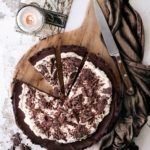 Bei mir geht es gerade richtig schokoladig und kann gerade nicht genug bekommen. Das liegt aber auch daran, dass ich vor Weihnachten ein wenig zu viel Schokolade und Kuvertüre gekauft habe, weil ich noch so viel backen wollte. Nun habe ich eine große Schublade voller Schokolade, die einfach verarbeitet werden muss. Und da kommt so eine No-bake Schokoladentarte genau richtig.