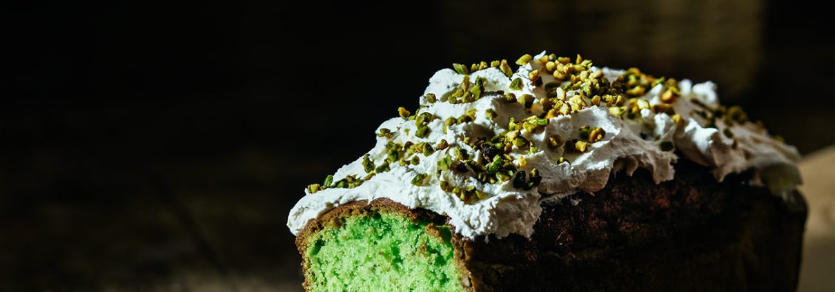 Wenn schon, dann muss er auch grün sind. Daher hat der saftige Kuchen ein wenig grüne Lebensmittelfarbe in den Teig bekommen. Ich bin eh ein ganz großer Pistazien-Fan. Und wenn der Kuchen noch eine dicke Haube aus Frischkäse bekommt, dann bin ich hin und weg.