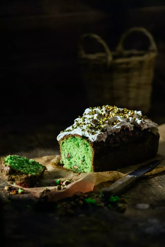 Wenn schon, dann muss er auch grün sind. Daher hat der saftige Kuchen ein wenig grüne Lebensmittelfarbe in den Teig bekommen. Ich bin eh ein ganz großer Pistazien-Fan. Und wenn der Kuchen noch eine dicke Haube aus Frischkäse bekommt, dann bin ich hin und weg.