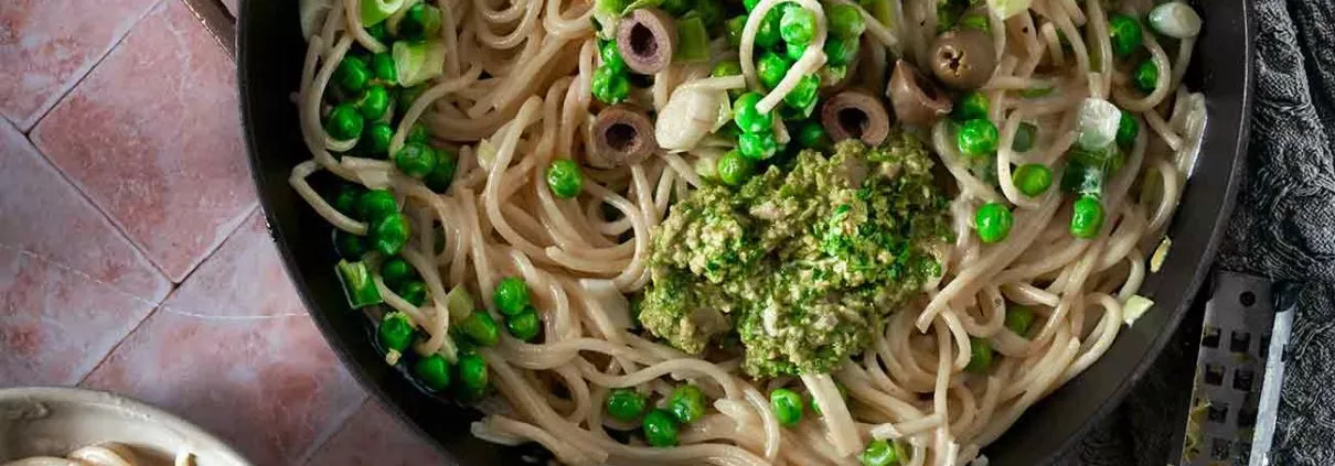 Ich liebe One-Pot oder One-Pan Pasta, den die Pasta nimmt dann bei der Zubereitung besonders gut den Geschmack der anderen Zutaten auf. Bei One-Pot Gerichten habe ich tausend Ideen im Kopf und kann mich einfach nie entscheiden, welche Zutaten in den Topf (oder in der Pfanne) landen. Ich erinnerte mich an diese tolle Kombination aus Zitronen und frischen Knoblauch (bitte verwendet niemals Knoblauchgranulat, da ruiniert einfach alles) und schon stand die Zutatenliste fest.