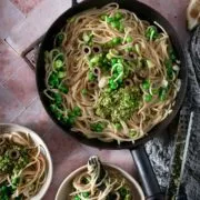 Ich liebe One-Pot oder One-Pan Pasta, den die Pasta nimmt dann bei der Zubereitung besonders gut den Geschmack der anderen Zutaten auf. Bei One-Pot Gerichten habe ich tausend Ideen im Kopf und kann mich einfach nie entscheiden, welche Zutaten in den Topf (oder in der Pfanne) landen. Ich erinnerte mich an diese tolle Kombination aus Zitronen und frischen Knoblauch (bitte verwendet niemals Knoblauchgranulat, da ruiniert einfach alles) und schon stand die Zutatenliste fest.