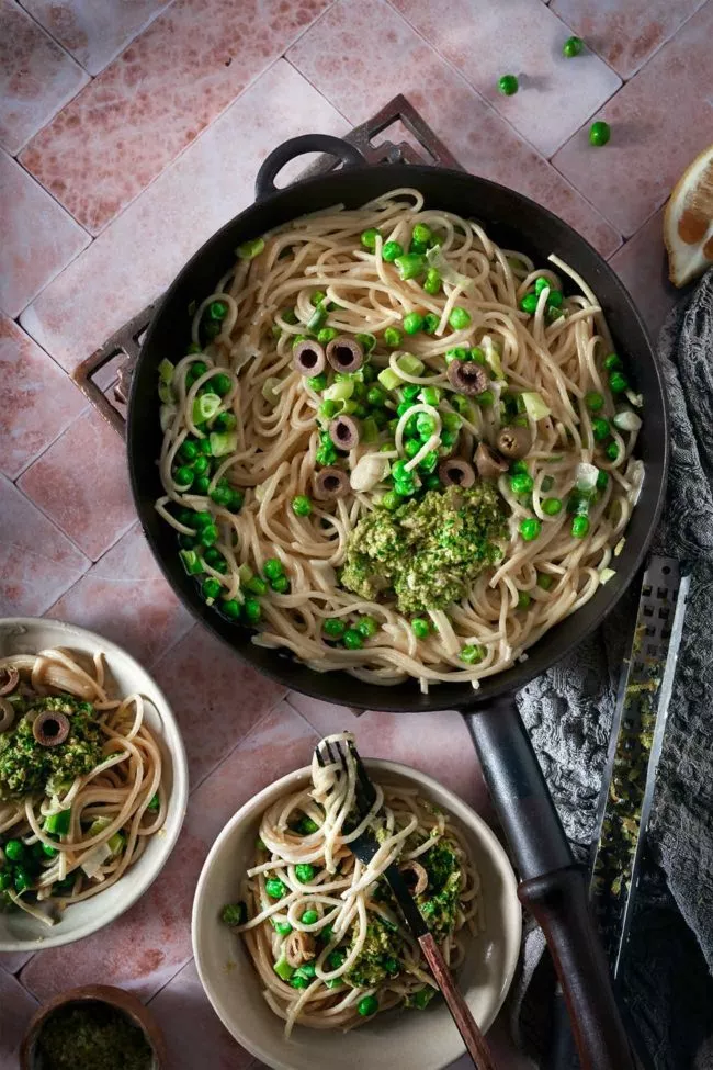 Ich liebe One-Pot oder One-Pan Pasta, den die Pasta nimmt dann bei der Zubereitung besonders gut den Geschmack der anderen Zutaten auf. Bei One-Pot Gerichten habe ich tausend Ideen im Kopf und kann mich einfach nie entscheiden, welche Zutaten in den Topf (oder in der Pfanne) landen. Ich erinnerte mich an diese tolle Kombination aus Zitronen und frischen Knoblauch (bitte verwendet niemals Knoblauchgranulat, da ruiniert einfach alles) und schon stand die Zutatenliste fest.