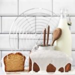 Ein Kuchen so wie er sein muss: weich, buttrig, saftig und voller Vanille-Geschmack. Ich habe für den Kuchen und für die Glasur eine Vanilleschotenpaste genommen, die nicht nur einen kräftigen Vanillegeschmack, sondern auch schöne schwarze kleine Flecken gibt.