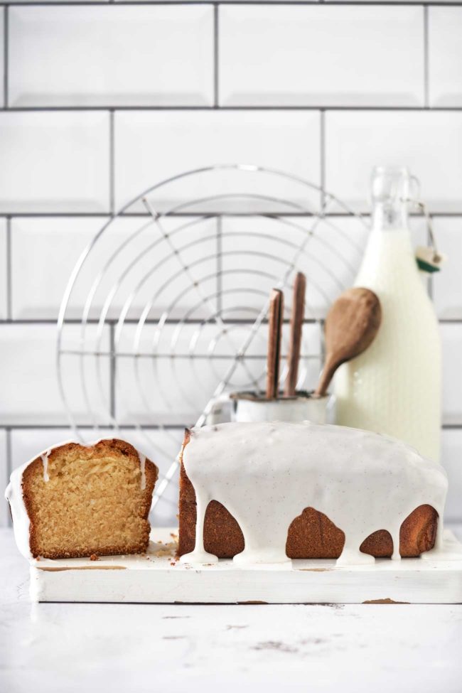 Ein Kuchen so wie er sein muss: weich, buttrig, saftig und voller Vanille-Geschmack. Ich habe für den Kuchen und für die Glasur eine Vanilleschotenpaste genommen, die nicht nur einen kräftigen Vanillegeschmack, sondern auch schöne schwarze kleine Flecken gibt.