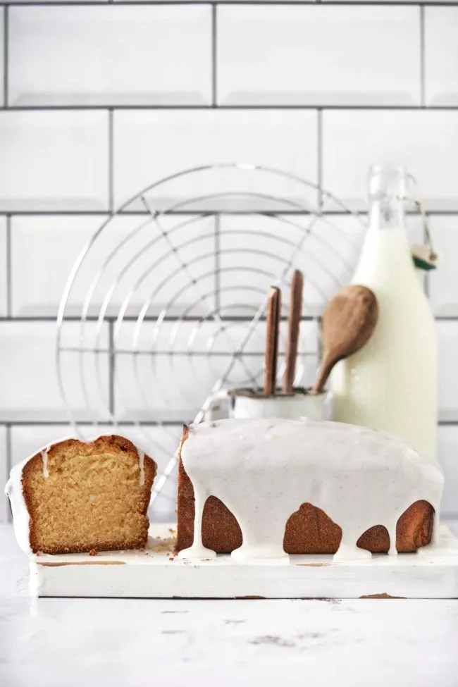 Ein Kuchen so wie er sein muss: weich, buttrig, saftig und voller Vanille-Geschmack. Ich habe für den Kuchen und für die Glasur eine Vanilleschotenpaste genommen, die nicht nur einen kräftigen Vanillegeschmack, sondern auch schöne schwarze kleine Flecken gibt.