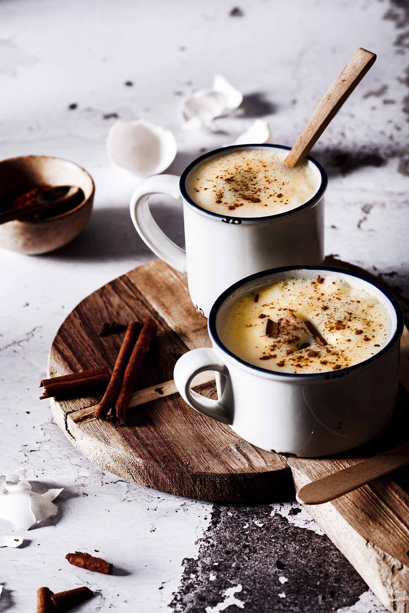 Zabaglione, Zabaione oder Weißweinschaum… bei mir wird sie typischerweise über dem Wasserbad hergestellt und erhält zusätzlich noch etwas Zimt und der Weißwein wird gegen Rum eingetauscht. Schmeckt grandios mit etwas Löffelbiskuit oder ein paar Kekse. 