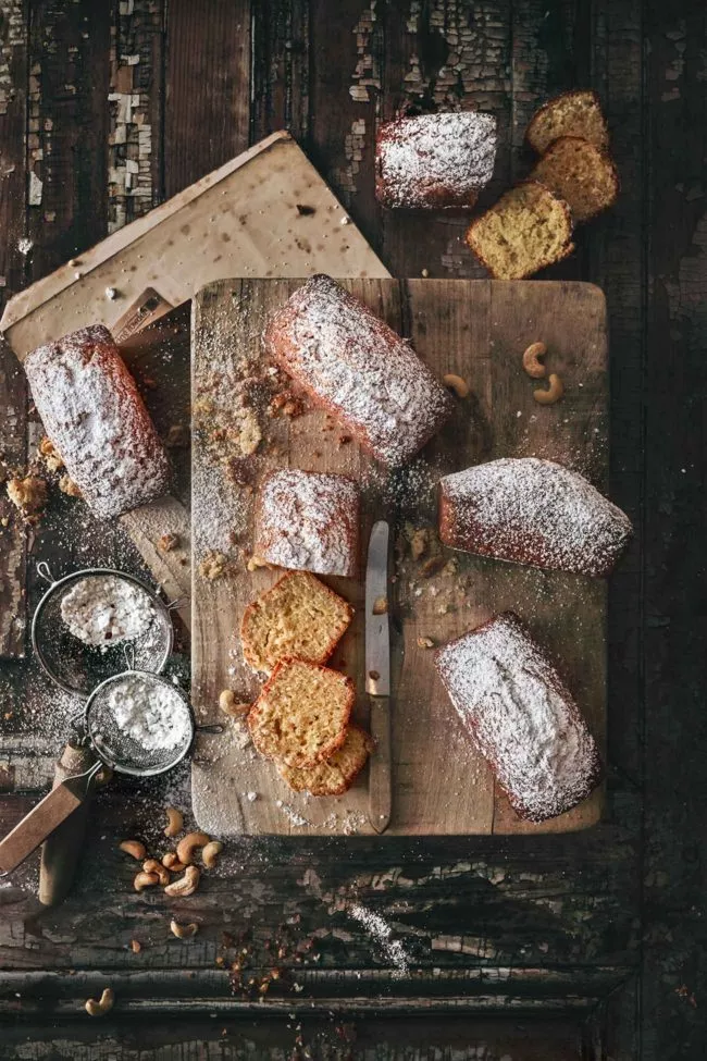 Einfache Rührkuchen? Nein, denn diese kleinen Kuchen schmecken nach mehr. Grund dafür ist die große Portion Cashewkerne mit ihren nussig-buttrigen Aroma.