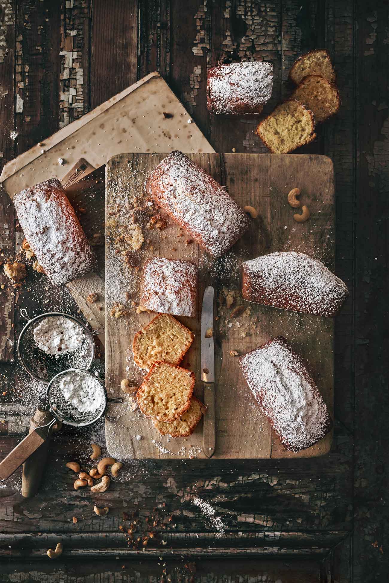 Einfache Rührkuchen? Nein, denn diese kleinen Kuchen schmecken nach mehr. Grund dafür ist die große Portion Cashewkerne mit ihren nussig-buttrigen Aroma. 