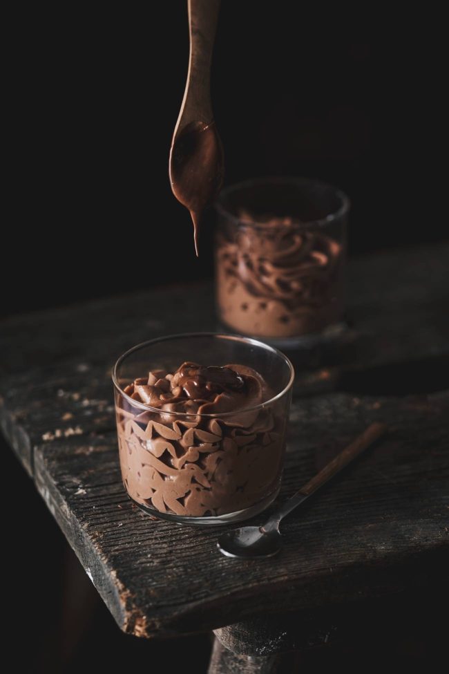 Nur 4 Zutaten und nur 5 Minuten Zubereitung. Und weil es so lecker ist, in 2 Minuten gegessen. Auf dich warten eine sahnige, cremige Mousse.