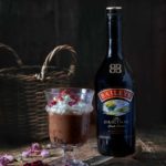 Es steht nicht nur der Valentinstag vor der Tür, sondern auch eine ganze Menge toller Food Trends für das Jahr 2023. Der Baileys Treat Report mit den Food Trends 2023 ist da. Ich freue mich jedes Jahr aufs Neue, wenn die neusten Trends erscheinen. Und glaubt mir: 2023 wird lecker. Zusammen mit Dr. Morgaine Gaye, Food-Futurologin, werden jetzt die neusten Leckereien vorgestellt. Ich bin stolz, auch dieses Jahr wieder zu den Baileys Treat Collectives zu gehören. Den Baileys Treat Report kannst du HIER* runterladen. Inspiriert durch den Baileys Treat Report habe ich für euch ein schnell gemachtes Baileys Mousse kreiert…ein paar Rosenblätter dürfen dieses Jahr nicht fehlen… nicht nur zum Valentinstag. Ich bin mir sicher, dass das Dessert perfekt für euren Anlass ist.