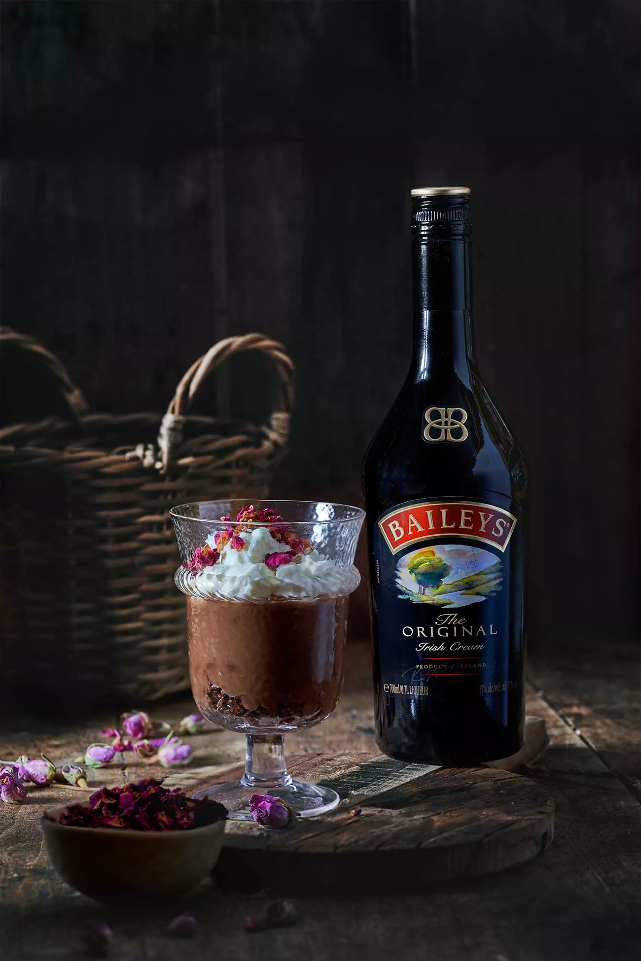 Es steht nicht nur der Valentinstag vor der Tür, sondern auch eine ganze Menge toller Food Trends für das Jahr 2023. Der  Baileys Treat Report mit den Food Trends 2023 ist da. Ich freue mich jedes Jahr aufs Neue, wenn die neusten Trends erscheinen. Und glaubt mir: 2023 wird lecker. Zusammen mit Dr. Morgaine Gaye, Food-Futurologin, werden jetzt die neusten Leckereien vorgestellt. Ich bin stolz, auch dieses Jahr wieder zu den Baileys Treat Collectives zu gehören. Den Baileys Treat Report kannst du HIER* runterladen. Inspiriert durch den Baileys Treat Report habe ich für euch ein schnell gemachtes Baileys Mousse kreiert…ein paar Rosenblätter dürfen dieses Jahr nicht fehlen… nicht nur zum Valentinstag. Ich bin mir sicher, dass das Dessert perfekt für euren Anlass ist. 
