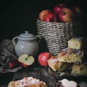 Schon so lange habe ich keinen Bienenstich mehr gegessen und habe Omas Rezept rausgekramt. Kein Hefeteig, keine Puddingcreme, dafür saftige Äpfel und ganz viele Mandeln. Der ist wirklich flott gemacht.