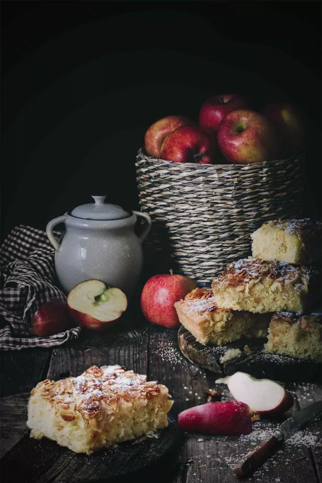 Schon so lange habe ich keinen Bienenstich mehr gegessen und habe Omas Rezept rausgekramt. Kein Hefeteig, keine Puddingcreme, dafür saftige Äpfel und ganz viele Mandeln. Der ist wirklich flott gemacht.