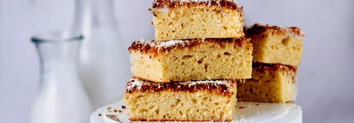 Foto beinhaltet einen saftigen Kokos-Buttermilchkuchen. Rezept auf dem Blog.