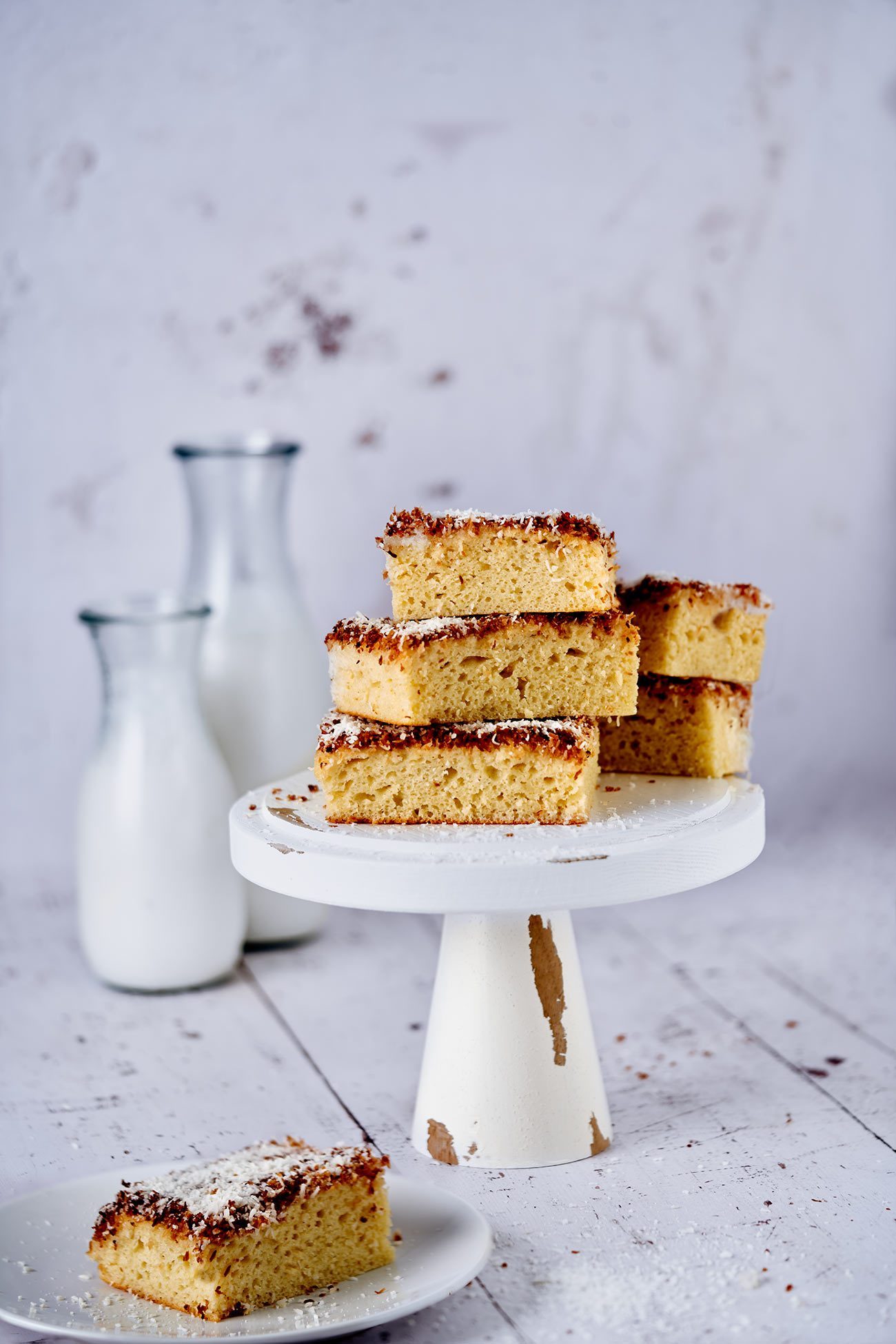 Foto beinhaltet einen saftigen Kokos-Buttermilchkuchen. Rezept auf dem Blog. 