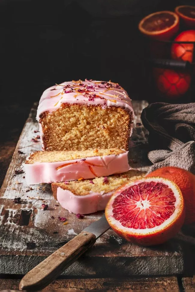 Das ist genau der richtige Kuchen für Zwischendurch. Die warmen Chai-Aromen passen zum winterlichen Wetter, während der Hauch Zitrone genussvoll den Frühling einläutet. Der Saft der Blutorange färbt die Glasur ganz natürlich in ein leuchtendes rosé. Lasst es euch gut gehen.