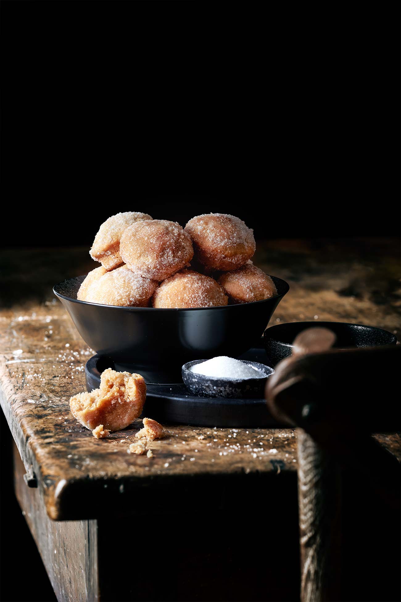 Den Duft der gebackenen Donut-Muffins würde ich am liebsten einpacken und in eine Duftkerze packen. Noch großartiger ist aber der Geschmack. Saftig, locker…wie ein Donut schmecken sollte. Mit warmen, winterlichen Gewürzen und einer buttrigen Zimt-Zuckerkruste. Die müsst ihr einfach nachbacken. 
