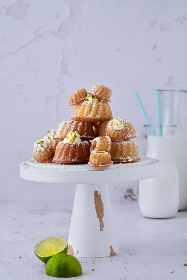 Jetzt kommt Geschmack. Feine Mini-Eierlikörgugel mit einer frischen Limettencreme. Die ätherischen Öle der Limetten in der Kombination mit Eierlikör sind wirklich ein Traum.
