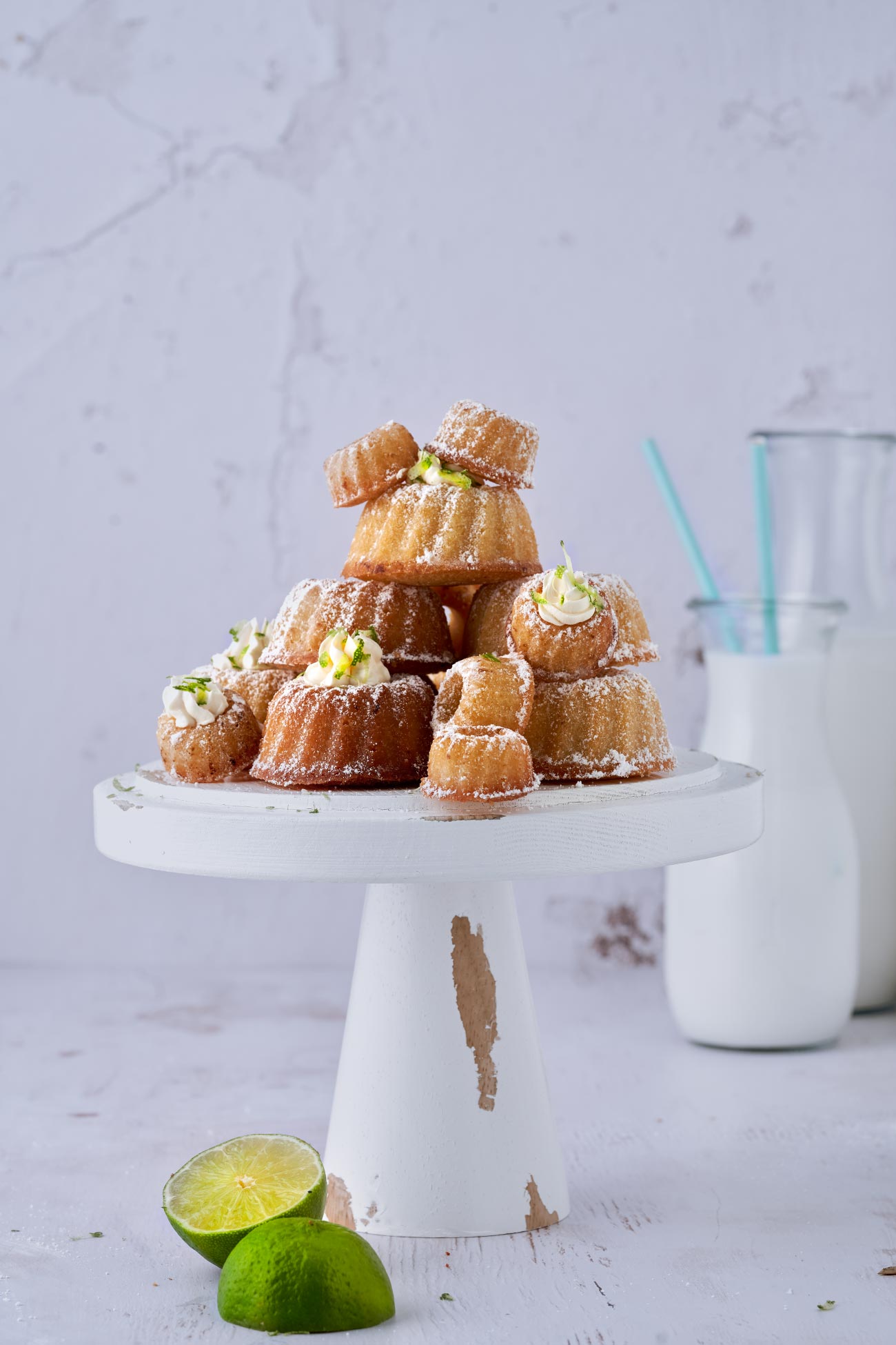 Jetzt kommt Geschmack. Feine Mini-Eierlikörgugel mit einer frischen Limettencreme. Die ätherischen Öle der Limetten in der Kombination mit Eierlikör sind wirklich ein Traum. 