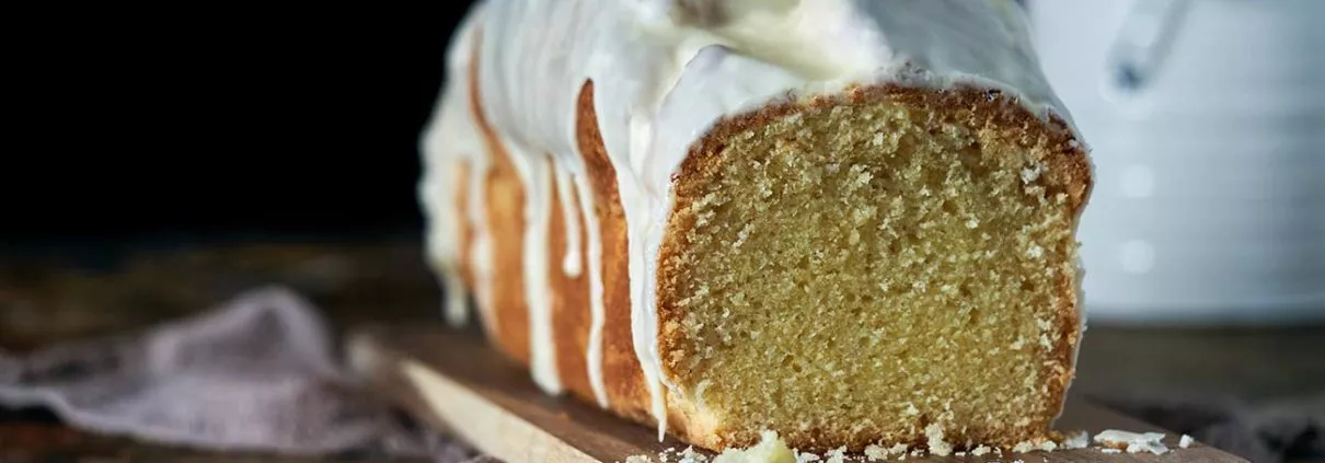 Dieser Kuchen hat am letzten Wochenende für Begeisterungsschreie gesorgt. Vanille und Eierlikör sind einfach perfekt. Der Eierlikörgeschmack ist subtil, aber unverwechselbar. Es ist die perfekte Kombination aus süß und cremig, die dir das Wasser im Mund zusammenlaufen lässt. Als Kastenkuchen, als Gugelhupf…der geht in fast allen Formen. Hauptsache noch eine dicke Eierlikör-Glasur obendrauf. Meiner ist oben schön aufgeplatzt. Ich mag das ja.