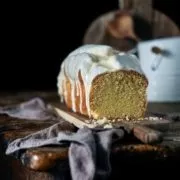 Dieser Kuchen hat am letzten Wochenende für Begeisterungsschreie gesorgt. Vanille und Eierlikör sind einfach perfekt. Der Eierlikörgeschmack ist subtil, aber unverwechselbar. Es ist die perfekte Kombination aus süß und cremig, die dir das Wasser im Mund zusammenlaufen lässt. Als Kastenkuchen, als Gugelhupf…der geht in fast allen Formen. Hauptsache noch eine dicke Eierlikör-Glasur obendrauf. Meiner ist oben schön aufgeplatzt. Ich mag das ja.