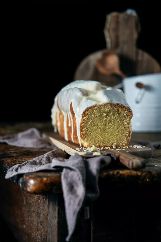 Dieser Kuchen hat am letzten Wochenende für Begeisterungsschreie gesorgt. Vanille und Eierlikör sind einfach perfekt. Der Eierlikörgeschmack ist subtil, aber unverwechselbar. Es ist die perfekte Kombination aus süß und cremig, die dir das Wasser im Mund zusammenlaufen lässt. Als Kastenkuchen, als Gugelhupf…der geht in fast allen Formen. Hauptsache noch eine dicke Eierlikör-Glasur obendrauf. Meiner ist oben schön aufgeplatzt. Ich mag das ja.