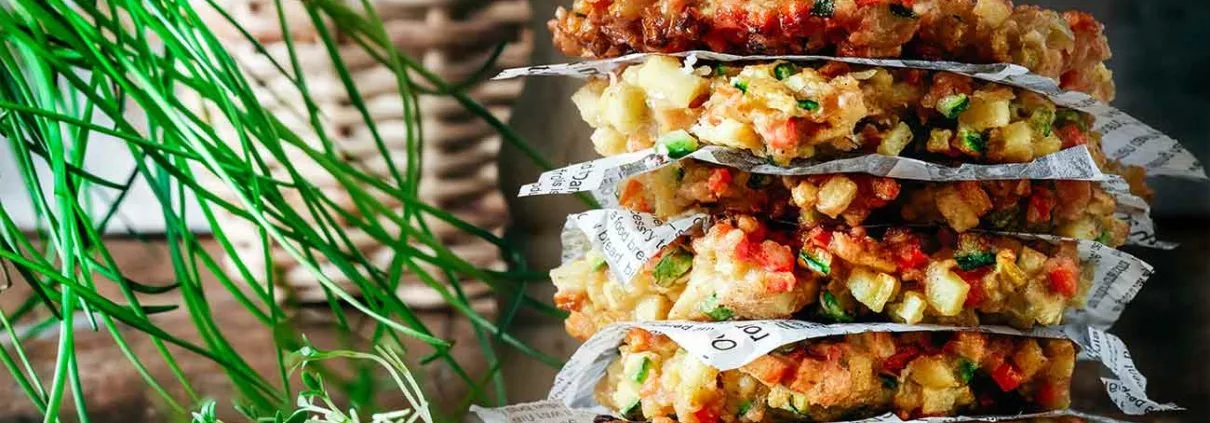 Schnell und einfach hört sich doch gut an, oder? Hier kommt das Rezept meiner Lieblings-Gemüsepuffer. Hier wird das Gemüse nicht gehobelt, sondern fein gewürfelt, so bleibt die schöne knackige Konsistenz erhalten.