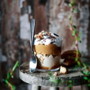 Jetzt wird es wild, denn was sich hier geschmacklich in nur einem Glas abspielt, ist wirklich verrückt. Knackige Cantuccini, Karamellsoße, Schokoladenmascarpone…