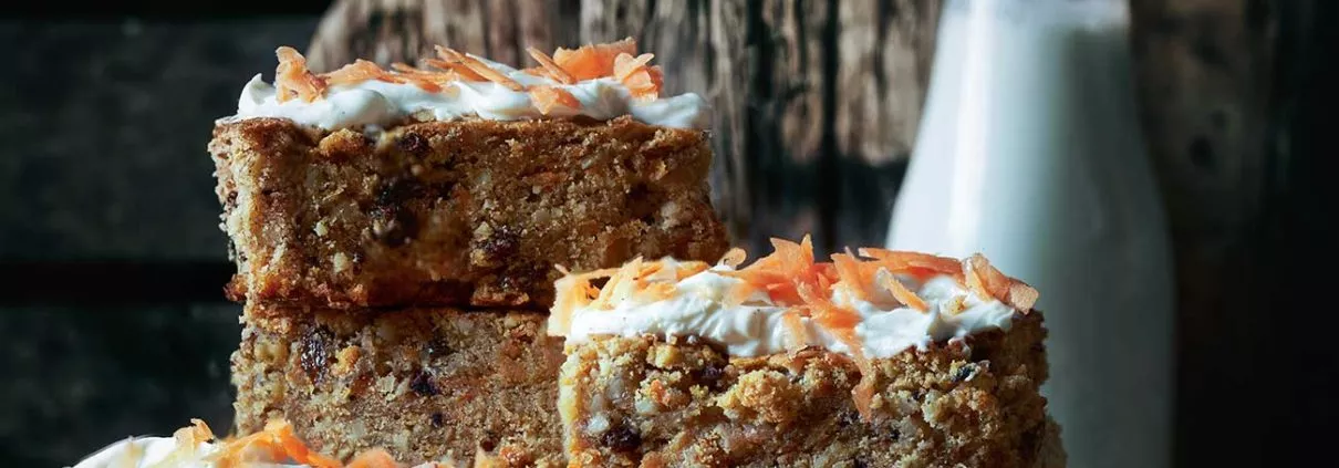 Er ist wirklich der saftigste Karottenkuchen, den ich je gegessen habe. Dazu ein paar knackige Mandeln im Teig, fruchtige Rosinen und das klassische Frischkäse-Fosting.