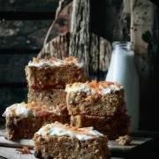 Er ist wirklich der saftigste Karottenkuchen, den ich je gegessen habe. Dazu ein paar knackige Mandeln im Teig, fruchtige Rosinen und das klassische Frischkäse-Fosting.
