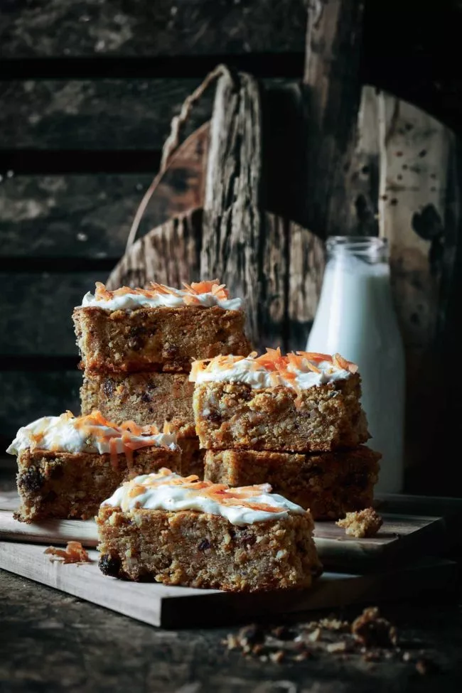 Er ist wirklich der saftigste Karottenkuchen, den ich je gegessen habe. Dazu ein paar knackige Mandeln im Teig, fruchtige Rosinen und das klassische Frischkäse-Fosting.