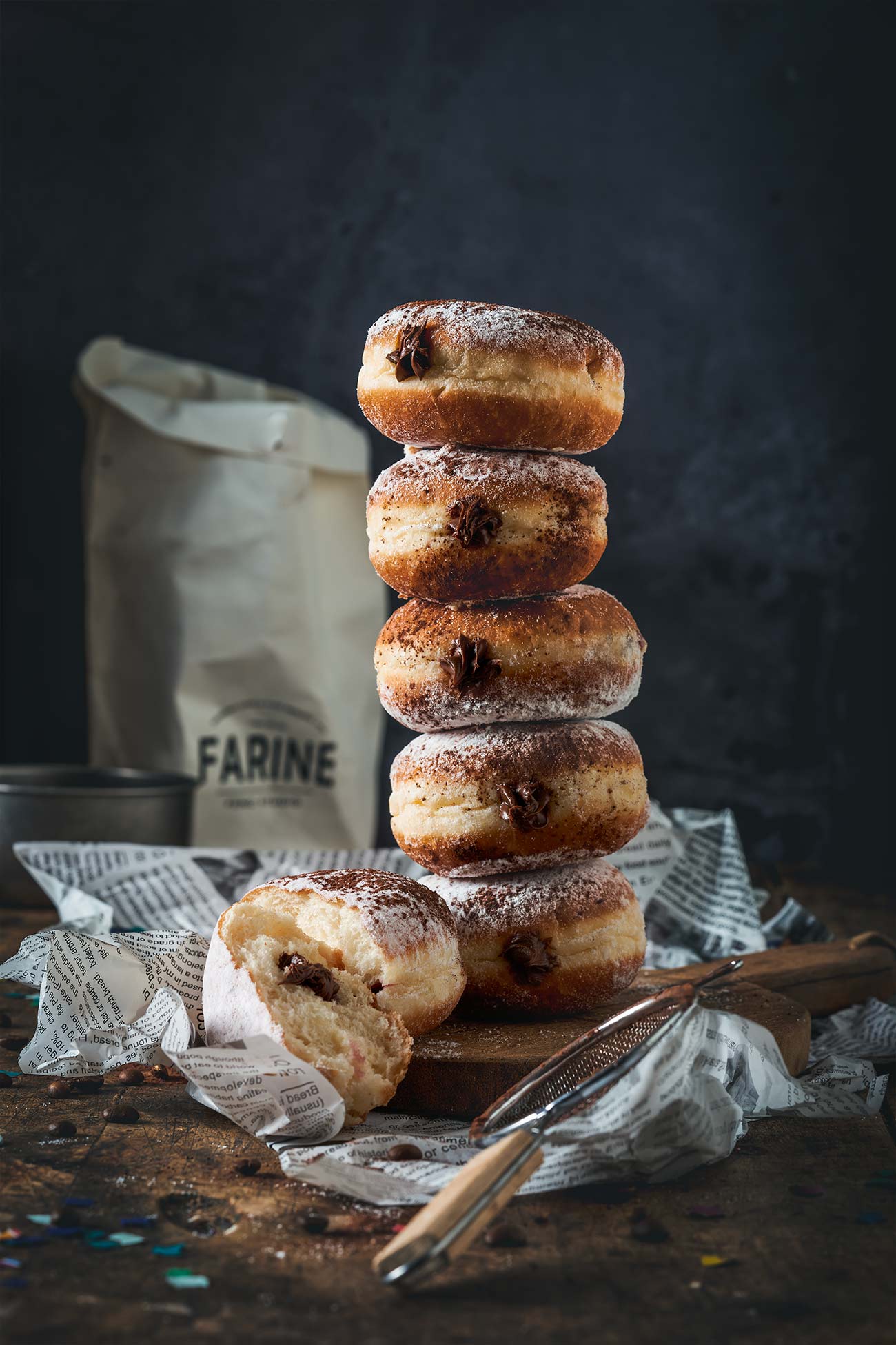 Berliner gehen das ganze Jahr, aber zur Faschingszeit stapeln sich in den Auslagen der Bäckereien so viele Berliner mit verschiedenen Füllungen und Toppings, dass ich mich gar nicht entscheiden mag. Und da ich nicht nur meinen Kaffee am liebsten zu Hause trinke, backe ich mir (nicht nur) zu Karneval ein paar frische Krapfen. Am liebsten mit einer Espresso-Schokoladencreme. Der Espresso (natürlich aus den Bohnen der Jacobs Barista Editions Espresso) gibt der Schokoladencreme einen noch intensiveren Schokoladengeschmack.  