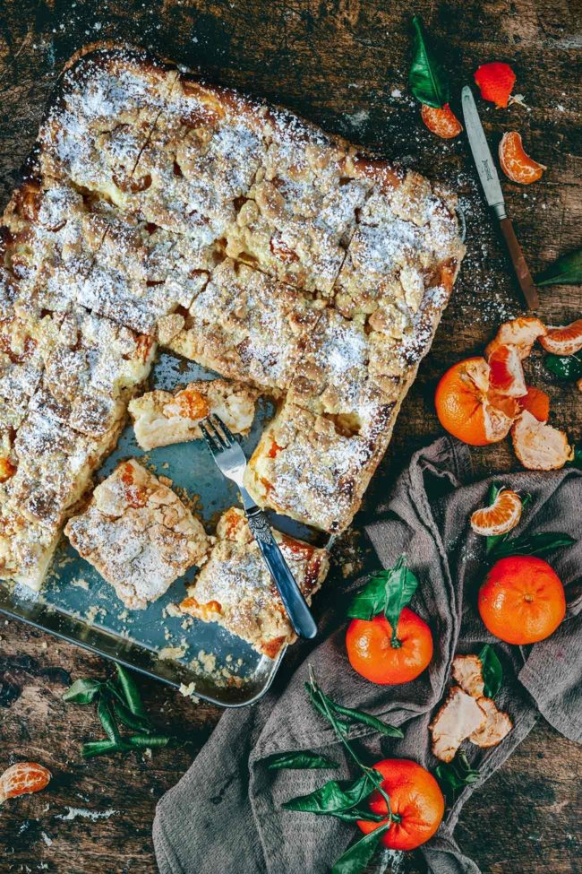 Da ist er endlich. Viele von euch haben schon nach dem Rezept gefragt, weil sie die Zubereitung in der Instagram Story gesehen haben. Dieser saftige Streuselkuchen mit Käsekuchenfüllung ist der Knaller. Ich habe frische Mandarinen genommen, die natürlich auch gegen Dosenmandarinen oder anderem Obst ausgetauscht werden können.