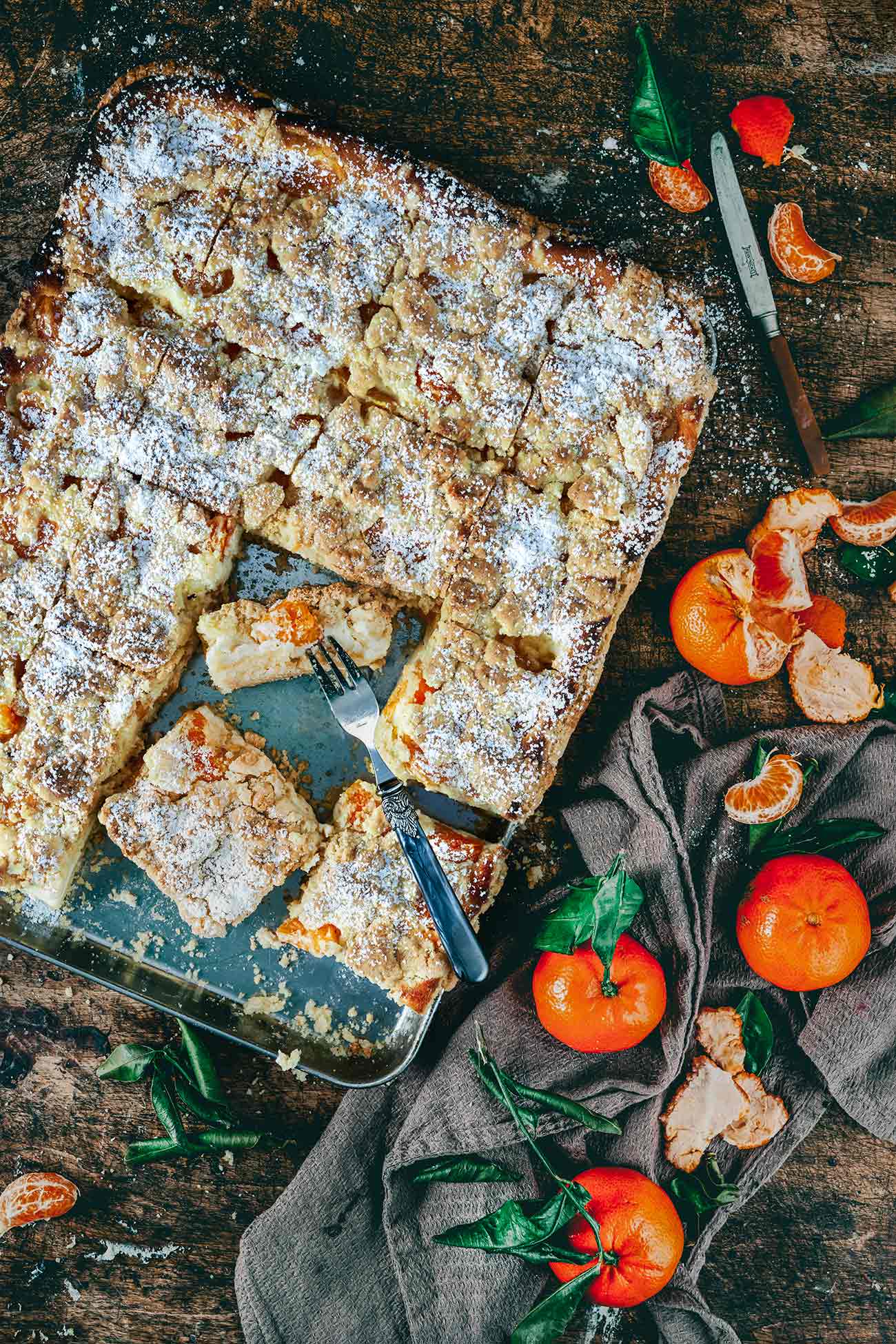 Da ist er endlich. Viele von euch haben schon nach dem Rezept gefragt, weil sie die Zubereitung in der Instagram Story gesehen haben. Dieser saftige Streuselkuchen mit Käsekuchenfüllung ist der Knaller. Ich habe frische Mandarinen genommen, die natürlich auch gegen Dosenmandarinen oder anderem Obst ausgetauscht werden können. 