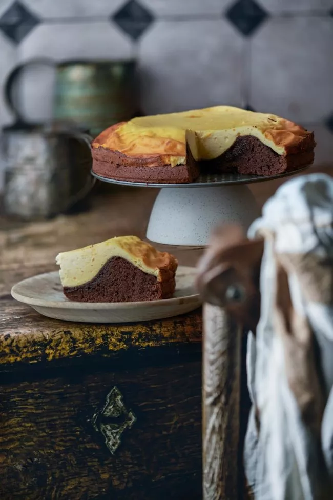 Mehr Zeit zum Genießen. Das verspricht dir das Rezept mit den schnell zusammengerührten Schokoladenkuchen, der mit einer Vanille- Käsekuchenhaube daherkommt. Der Schokoladenkuchen im Inneren noch leicht feucht und das Käsekuchen-Topping ganz cremig. So lecker.