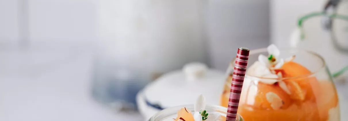 Wenn es mal schnell gehen muss, dann ist ein selbstgemachter Vanillepudding einfach die leckerste Lösung. Und ein selbstgemachter Pudding hat ganz wenig mit den meist zu süßen, künstlich schmeckenden Plastikbechern aus der Supermarkt-Kühltheke zu tun. Dazu cremig pürierte Aprikosen und knusprige Mandelblättchen.