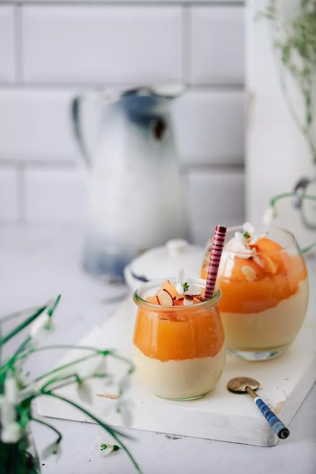 Wenn es mal schnell gehen muss, dann ist ein selbstgemachter Vanillepudding einfach die leckerste Lösung. Und ein selbstgemachter Pudding hat ganz wenig mit den meist zu süßen, künstlich schmeckenden Plastikbechern aus der Supermarkt-Kühltheke zu tun. Dazu cremig pürierte Aprikosen und knusprige Mandelblättchen.