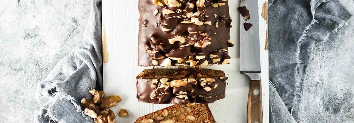 Knackige Nüsse, saftiger Teig und ganz viel Schokolade. Hört sich nach einem richtig leckeren Kuchen an, oder? Ich habe mich für eine Kombination aus Walnüssen und Cashewkernen entschieden, die passen toll zusammen. Eigentlich wolle ich als Topping noch ein paar gesalzene Macadamianüsse (meine absoluten Lieblingsnüsse) über den Kuchen verteilen, doch waren diese plötzlich verschwunden….knusper…