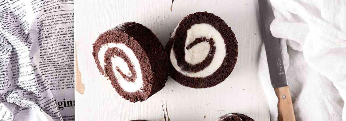 Schoko-Bananen-Rolle Chocolate Banana Roll Ich könnte jeden Tag eine Biskuitrolle machen. Sie ist so schnell gemacht und einfach unglaublich vielfältig. Ich mag sie am liebsten, wenn der Teig ganz dünn ist und ganz viel Creme eingerollt wurde. Fluffiger Schokoteig und innen einen süße Bananen-Mascarponecreme. 5 Eier 1 Prise Salz 160 g Zucker 100 g Mehl 30 g Backkakao 30 g Speisestärke 1 EL Backpulver Bananencreme 400 ml Bananensaft 80 g Zucker 40 g Speisestärke 200 g Mascarpone Für die Füllung Bananensaft und Zucker aufkochen lassen. 4 EL davon abnehmen und mit der Speisestärke verrühren. Stärke in den Topf gießen und unter Rühren kurz aufkochen lassen, danach vollständig auskühlen lassen. Mascarpone unterrühren und bis zur Verwendung zur Seite stellen. Backofen auf 180 Grad Ober-Unterhitze vorheizen und ein Backblech mit Backpapier auslegen. Eier trennen und Eiweiße mit dem Salz steif schlagen. Zum Ende hin 110 g Zucker einrieseln lassen und weiterschlagen bis sich der Zucker vollständig aufgelöst hat. Eigelbe unterrühren. Mehl, Stärke, Backkakao und Backpulver vermengen und unter die Eiermasse heben. unterheben Teig auf das Backpapier verstreichen und im Ofen 15 Minuten backen Ein Küchenhandtuch (ich mache es immer leicht feucht) ausbreiten und mit restlichem Zucker bestreuen. Biskuit aus dem Ofen nehmen und sofort auf das Küchenhandtuch stürzen und mithilfe des Küchentuchs, von der langen Seite her aufrollen und auskühlen lassen. Biskuit vorsichtig entrollen, Creme darauf verteilen und (ohne Küchenhandtuch) wieder aufrollen. Mindestens 2 Stunden kaltstellen.