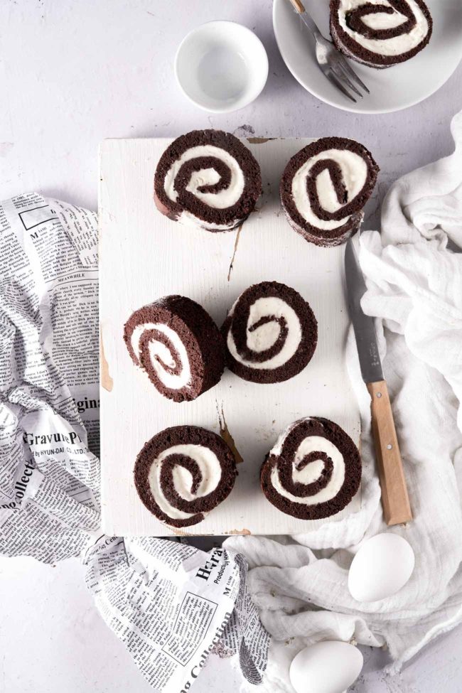 Schoko-Bananen-Rolle Chocolate Banana Roll Ich könnte jeden Tag eine Biskuitrolle machen. Sie ist so schnell gemacht und einfach unglaublich vielfältig. Ich mag sie am liebsten, wenn der Teig ganz dünn ist und ganz viel Creme eingerollt wurde. Fluffiger Schokoteig und innen einen süße Bananen-Mascarponecreme. 5 Eier 1 Prise Salz 160 g Zucker 100 g Mehl 30 g Backkakao 30 g Speisestärke 1 EL Backpulver Bananencreme 400 ml Bananensaft 80 g Zucker 40 g Speisestärke 200 g Mascarpone Für die Füllung Bananensaft und Zucker aufkochen lassen. 4 EL davon abnehmen und mit der Speisestärke verrühren. Stärke in den Topf gießen und unter Rühren kurz aufkochen lassen, danach vollständig auskühlen lassen. Mascarpone unterrühren und bis zur Verwendung zur Seite stellen. Backofen auf 180 Grad Ober-Unterhitze vorheizen und ein Backblech mit Backpapier auslegen. Eier trennen und Eiweiße mit dem Salz steif schlagen. Zum Ende hin 110 g Zucker einrieseln lassen und weiterschlagen bis sich der Zucker vollständig aufgelöst hat. Eigelbe unterrühren. Mehl, Stärke, Backkakao und Backpulver vermengen und unter die Eiermasse heben. unterheben Teig auf das Backpapier verstreichen und im Ofen 15 Minuten backen Ein Küchenhandtuch (ich mache es immer leicht feucht) ausbreiten und mit restlichem Zucker bestreuen. Biskuit aus dem Ofen nehmen und sofort auf das Küchenhandtuch stürzen und mithilfe des Küchentuchs, von der langen Seite her aufrollen und auskühlen lassen. Biskuit vorsichtig entrollen, Creme darauf verteilen und (ohne Küchenhandtuch) wieder aufrollen. Mindestens 2 Stunden kaltstellen.