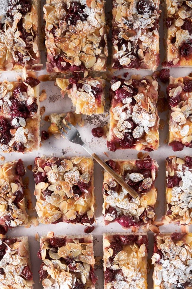 Omas Butterkuchen 2.0! Butterkuchen allein ist ja schon der Knaller. Ich liebe den buttrigen Geschmack mit der Mandel-Zuckerkruste. Aber wenn noch Bananenpudding und Kirschen im Spiel sind, dann wird es richtig lecker.