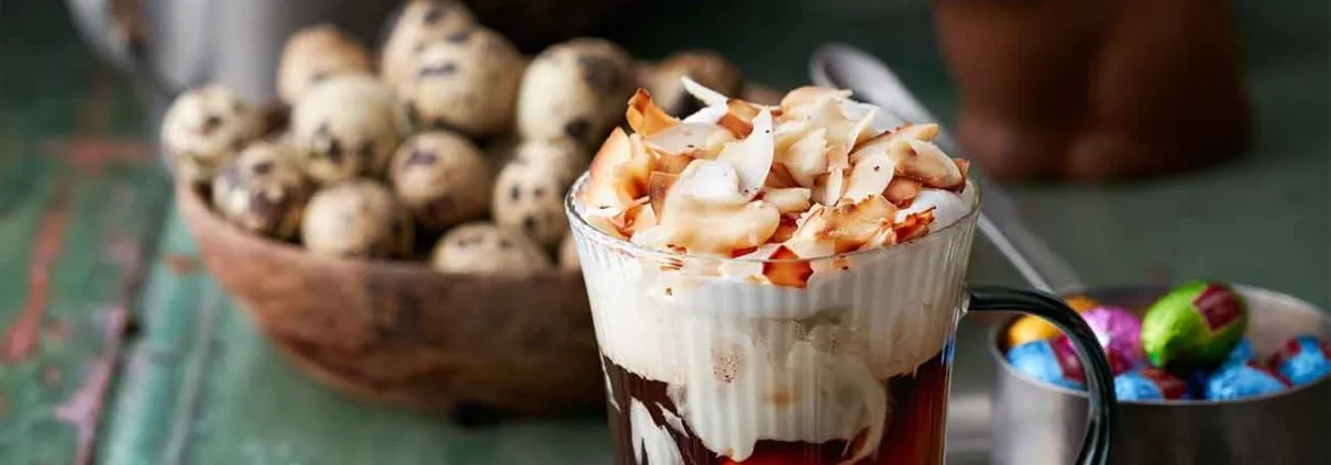 Diese Eierlikör-Kaffee Köstlichkeit ist schon fast ein Dessert. Geröstete Kokoschips, Eierlikör, cremige Mascarpone und heißer Kaffee. Ein Traum. Ich habe dazu die Kaffeebohnen der Jacobs Barista Editions Crema genommen, die einen sanften Geschmack mit einem Hauch Zitrus haben.
