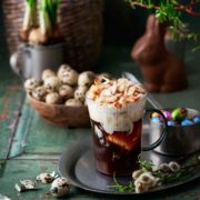 Diese Eierlikör-Kaffee Köstlichkeit ist schon fast ein Dessert. Geröstete Kokoschips, Eierlikör, cremige Mascarpone und heißer Kaffee. Ein Traum. Ich habe dazu die Kaffeebohnen der Jacobs Barista Editions Crema genommen, die einen sanften Geschmack mit einem Hauch Zitrus haben.