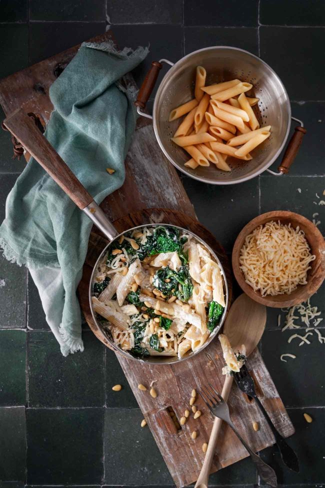 Jetzt kommt die cremigste Pasta der Welt. Versprochen. Das Geheimnis ist etwas Seidentofu. Der kommt nämlich total cremig daher und ist in Kombination mit etwas Sahne ein Nudelsoßentraum.